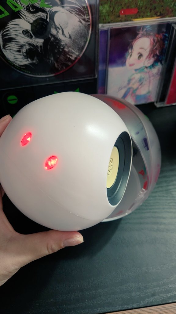 srhk0314's tweet photo. 米津ハロとハロスピーカーを並べてみたよ🙌
お目々きらりん✨✨✨
米津ハロinハロは叶わなかった💦
（3枚目参照）
オブジェとしては最高に可愛です(⁠✯⁠ᴗ⁠✯⁠)笑

#米津玄師　#PIazma　#ハロ
#ジークアクス　#GQuuuuuuX

スピーカーの機能性については
リプに笑 https://t.co/fgl3yNtVY7