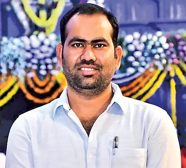 ఈనాడు రిపోర్టర్  దత్తురెడ్డి గారి మరణం ఆకస్మిక మరణం పట్ల బీఆర్ఎస్ వర్కింగ్ ప్రెసిడెంట్ కేటీఆర్ తీవ్ర సంతాపం.

సీనియర్ జర్నలిస్టు ఈనాడు పత్రిక వరంగల్ ప్రతినిధి జీడిపల్లి దత్తురెడ్డి ఆకస్మిక మరణం పట్ల బీఆర్ఎస్ వర్కింగ్ ప్రెసిడెంట్ కేటీఆర్ తీవ్ర సంతాపం తెలిపారు. కేవలం 37 సంవత్సరాల
