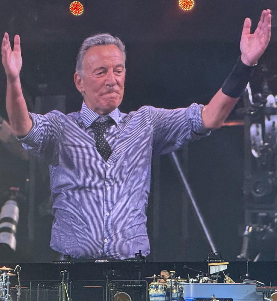 VLafora's tweet photo. @BDoltri @StevieVanZandt @wembleystadium @PaulApp0505 @springsteen Enjoy your #BruceDay Davide!
📷 By @PaulApp0505 Donostia 2025 https://t.co/65tsAYxk66