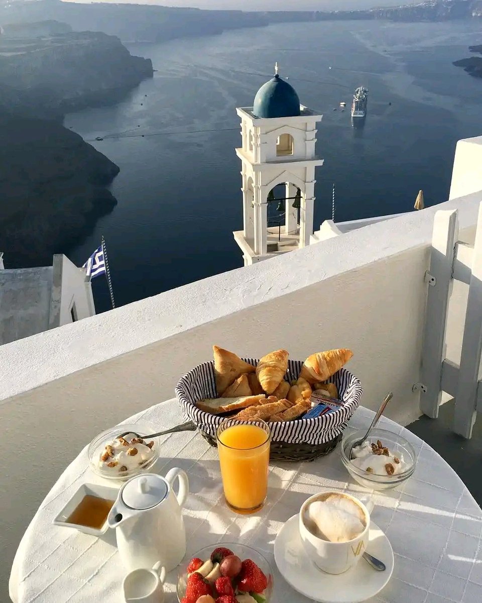 Magical morning in Santorini, Greece💙🇬🇷