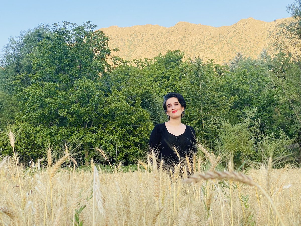 از دیروز که شنیدم ماه سرطان رسید و تابستان شد، دلم یکبارگی گرفت. تابستان ها دلم بیشتر برای وطن می تپد! 
«مرا هیچ از وطن محبوب تر نیست». 
🌻

عکس؛ یکی از تابستان های خیلی دور وطن❤️‍🩹