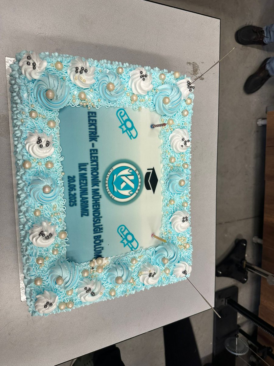 Elektrik-Elektronik Mühendisliği Bölümü olarak, 2025 yılı itibarıyla ilk mezunlarımızı gururla uğurladık. Bu anlamlı günü öğrencilerimiz ve akademik kadromuzla birlikte düzenlediğimiz etkinlik ve pasta kesimiyle kutladık. Mezunlarımıza meslek hayatlarında başarılar diliyoruz.