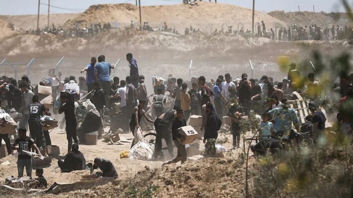 diamanti_m51190's tweet image. Το βρώμικο,το κράτος-τρομοκράτης μακελεύει τους Παλαιστίνιους στα κέντρα διανομής τροφίμων της αμερικάμικης ΜΚΟ GHF.Έχουν σκοτωθεί περισσότεροι από 400 άνθρωποι και σχεδόν 2.000 έχουν τραυματστεί.Πόσο πιο ποταπό,πιο χυδαίο να σκοτώνεις πεινασμένους!