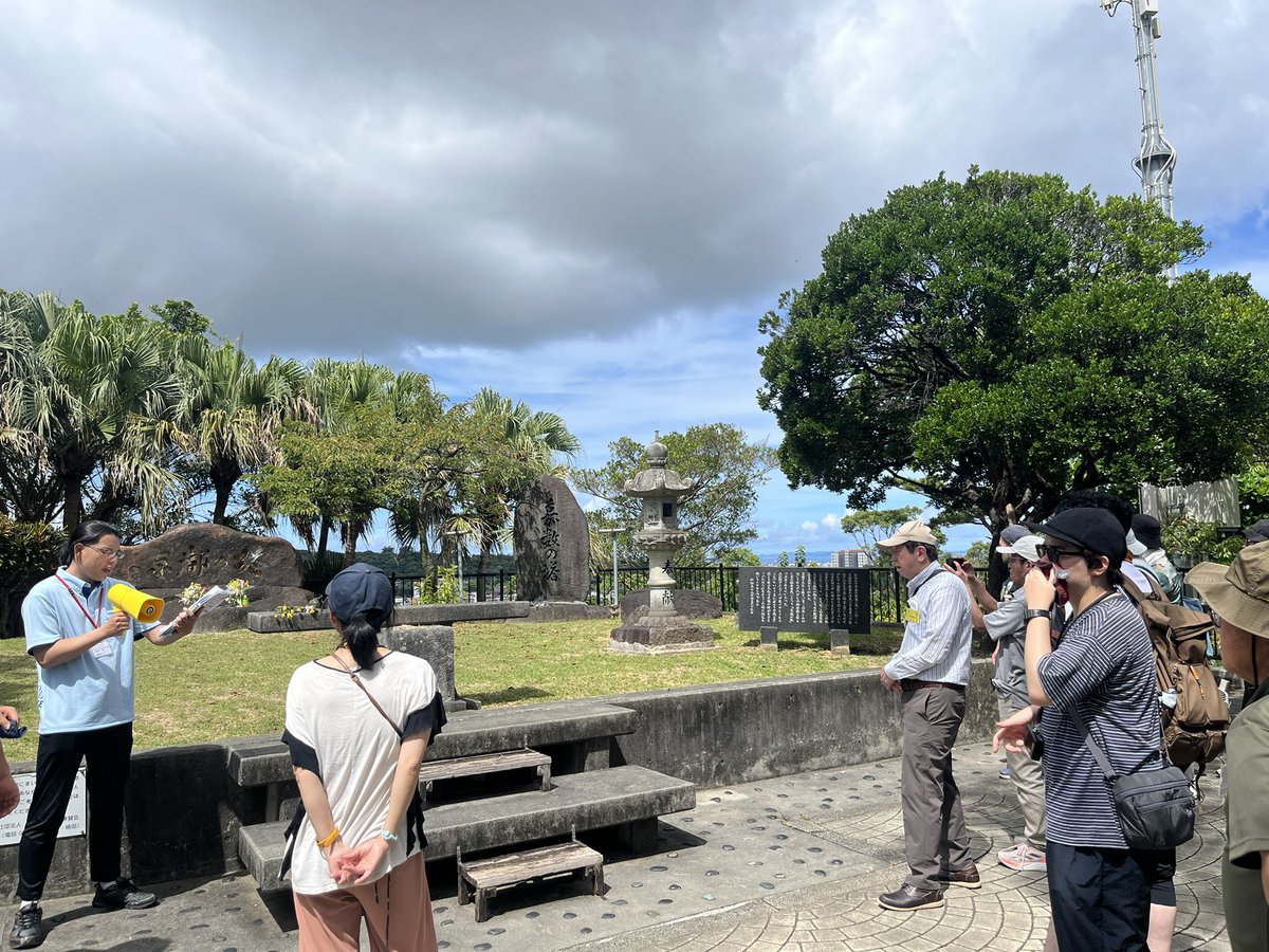 infoictj's tweet image. 嘉数高台に移動をして、沖縄戦の慰霊碑や戦跡を見学しました。また、展望台からは普天間基地を見渡すことができ、現在と過去が交錯する風景を見ることができました。歴史を感じる場所で、沖縄戦の激戦地としての重みを実感し、静かな空気の中で平和の大切さを考えることができました。
