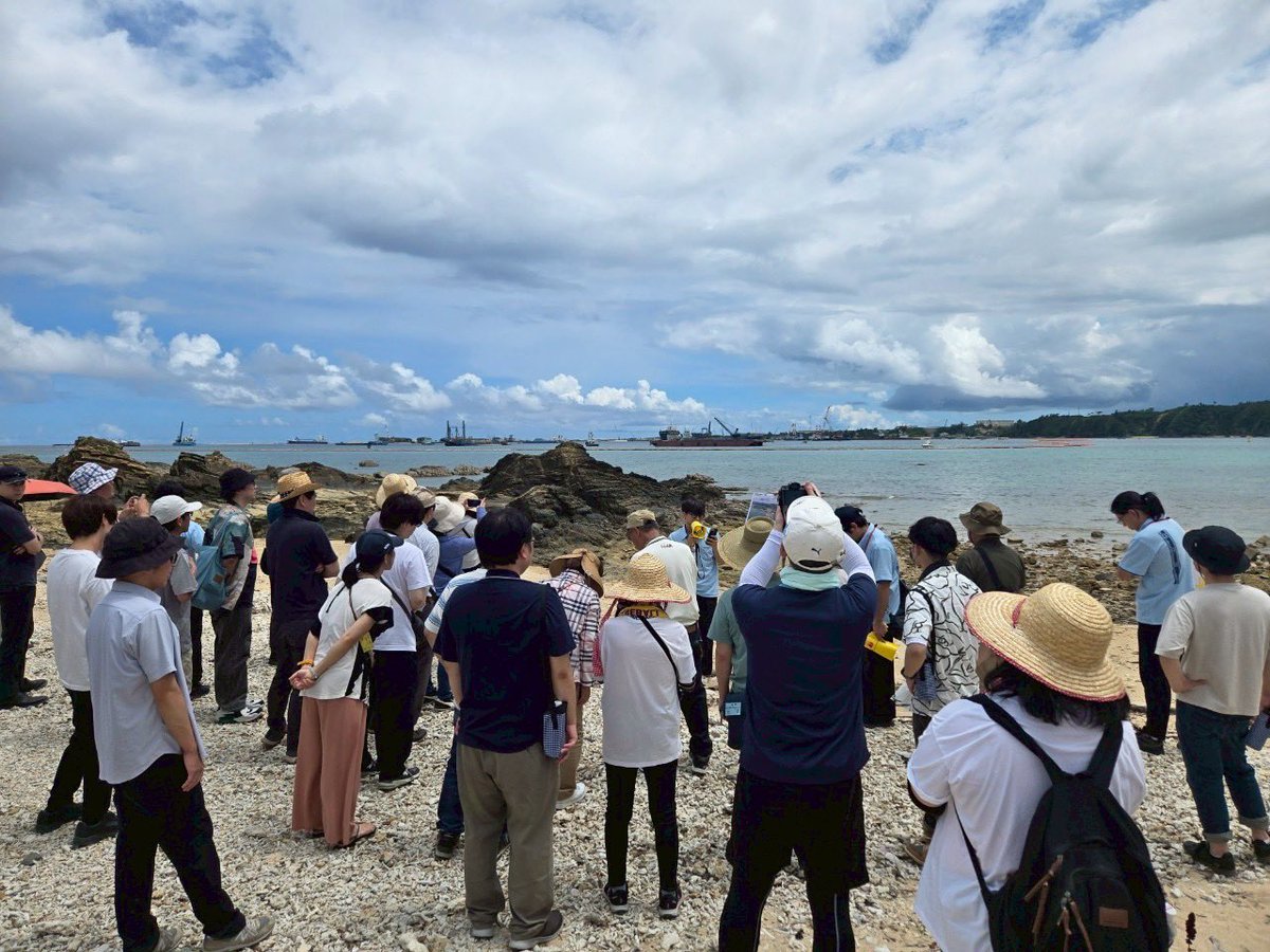 infoictj's tweet image. 瀬嵩の浜・辺野古漁港を見学しました。美しい海と静かな漁港の風景が印象的でしたが、すぐ近くで進む基地建設を目の当たりにし、自然と共存する地元の暮らしとのギャップに複雑な思いを抱きました。辺野古はただの漁港ではなく、基地問題の最前線であることを実感しました。