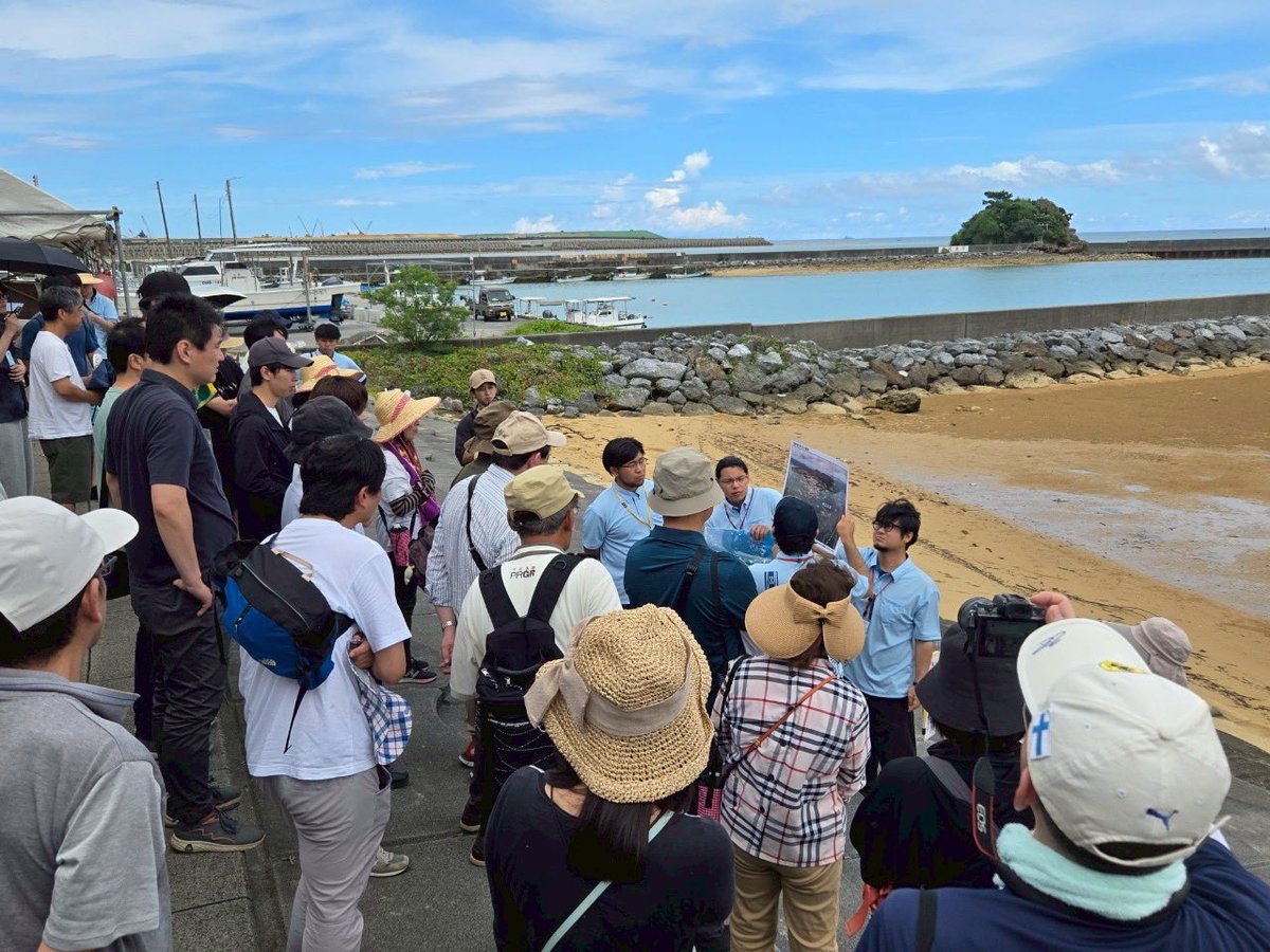infoictj's tweet image. 瀬嵩の浜・辺野古漁港を見学しました。美しい海と静かな漁港の風景が印象的でしたが、すぐ近くで進む基地建設を目の当たりにし、自然と共存する地元の暮らしとのギャップに複雑な思いを抱きました。辺野古はただの漁港ではなく、基地問題の最前線であることを実感しました。