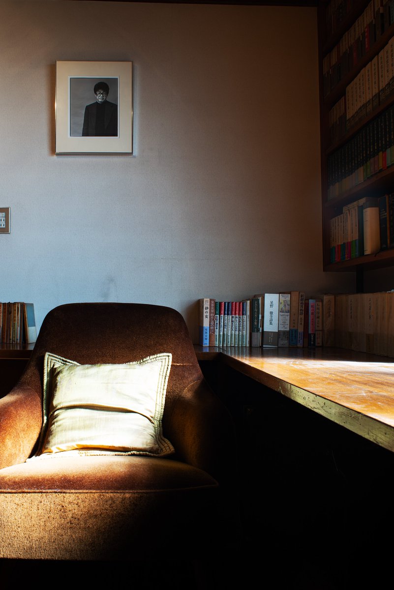 📚 書棚 ─ 佇まいの彼方 本が語る以前の、沈黙の振動。  他人の棚のはずなのに、ふと自分の記憶がざわめき出す─。記憶や思考が沈殿した構造としての書棚。  
その佇まいを見つめ続けてきた記録が、展示として立ち上がります。クラウドファンディングは7月15日まで。camp-fire.jp/projects/82771…