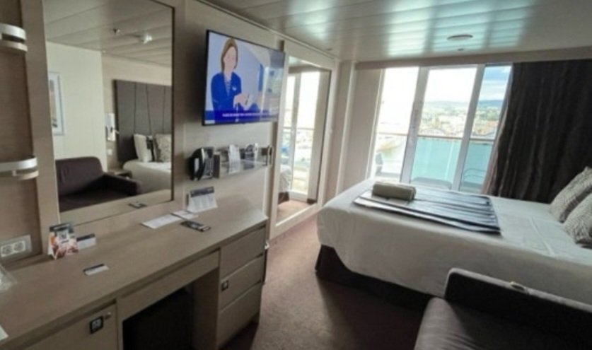 [유람선 3편]
"그 언니 남편이랑 남편친구들이랑
조식 먹으러 나올 때, 잠깐 보고, 
거의 못 봤어요"

"잠도 남편 객실에 가서 자고, 가끔 옷만
갈아입으로 와서, 얘기도 거의 못해 봤어요"

 "맞다!  남편이 이탈리아 사람이라고 하더라구요"

"좁을 텐데, 왜 굳이 4인실에 가서 자나 몰라"