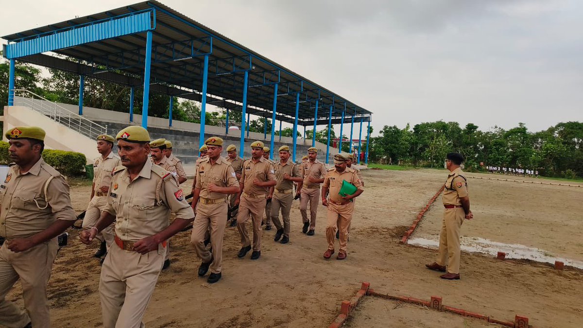 shravastipolice's tweet photo. #ASPSVI श्री मुकेश चंद्र उत्तम ने परेड की सलामी ली तथा परेड का निरीक्षण किया-
शारीरिक व मानसिक रूप से फिट रहने के लिए लगवाई दौड़- 
 परिवाहन शाखा में पीआरवी वाहनों का निरीक्षण कर आवश्यक दिशा-निर्देश दिये।
आदेश कक्ष पहुंचकर गार्द रजिस्टरों को भी चेक किया। https://t.co/vqtuPhNZtQ