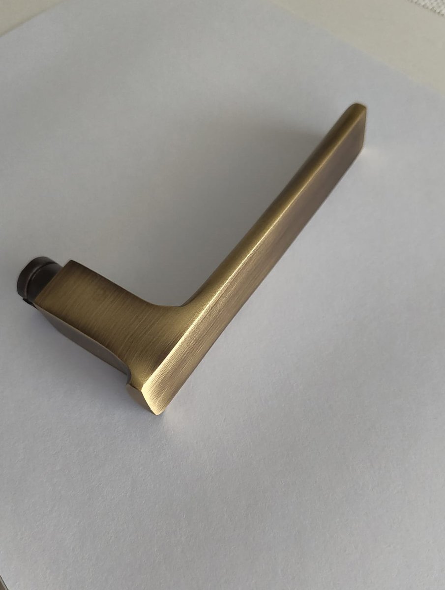 fierlyan's tweet photo. Creating realistic metal textures is one thing.❌

Creating a custom brushed bronze PBR material that sells a real product? That’s another level.✅

Here’s how I built a fully procedural bronze shader for a client's door handle product in Blender 🧵👇 https://t.co/qrZCNzfHPC