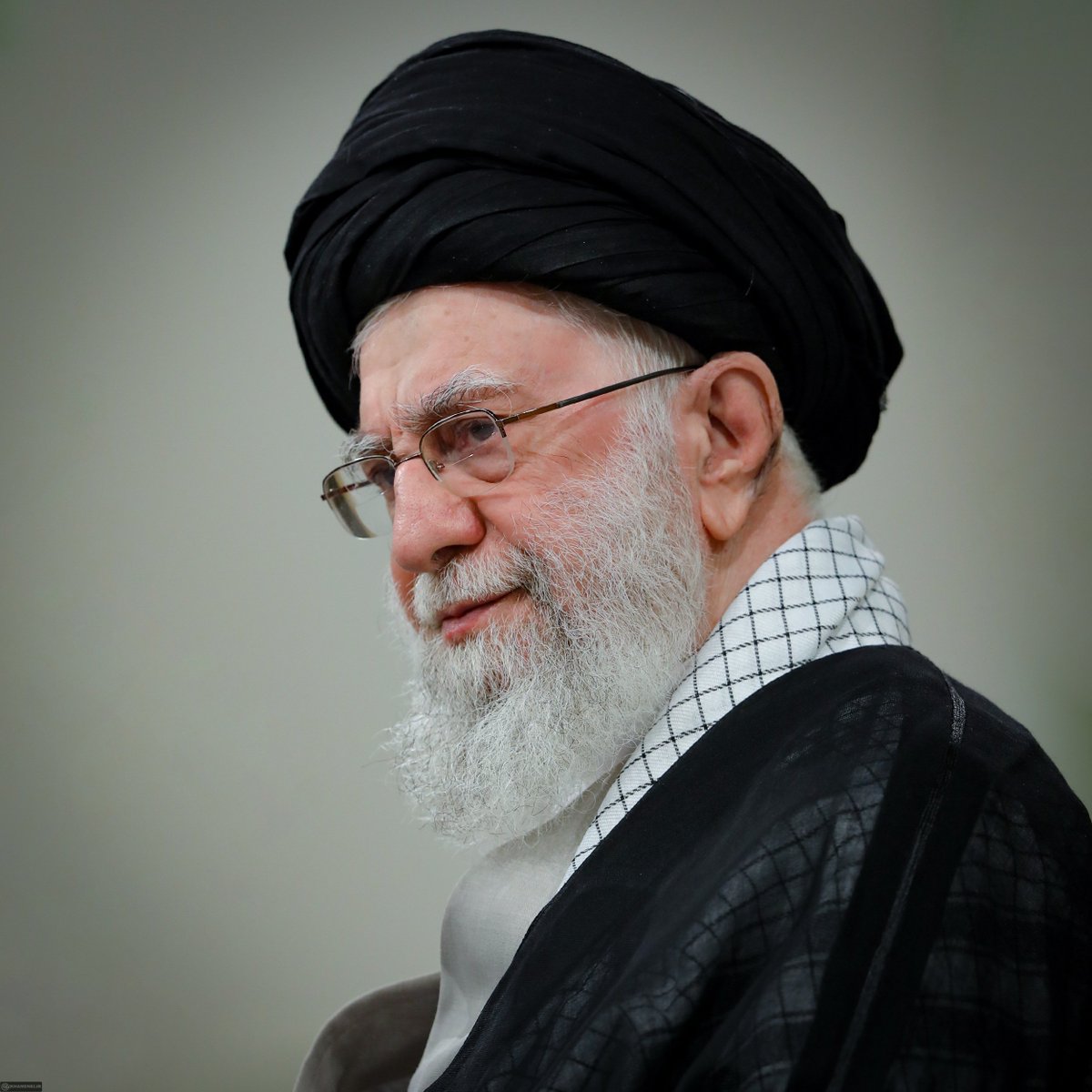 فصل الخطاب این نبرد، امام خامنه‌ای عزیز است.
#لبیک_یا_خامنه_ای