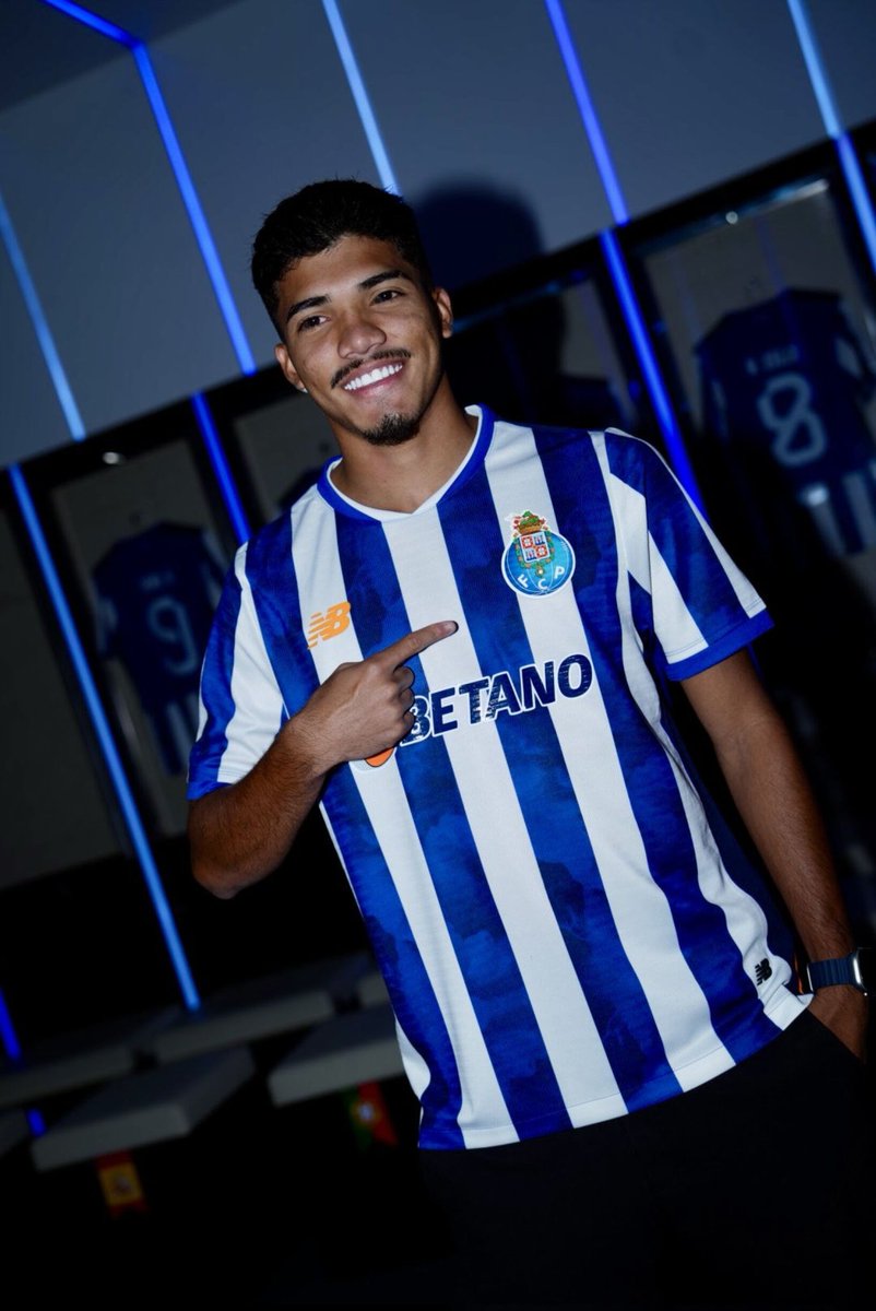 Anda este craque a comer banco para jogarmos com Fábio Vieira.