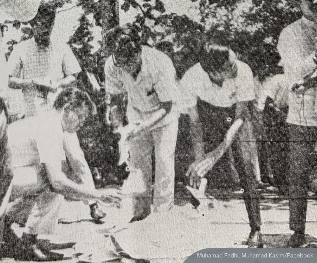 NewsBFM's tweet photo. Suara Mahasiswa UMS spokesperson Fadhil Kasim, who admitted to burning PM Anwar Ibrahim's caricature, defended the act by citing Anwar’s student activism in the 1970s.

He said Anwar and others had burned 13 Mei, a book by Tunku Abdul Rahman that was deemed subversive at the time.

🧵1