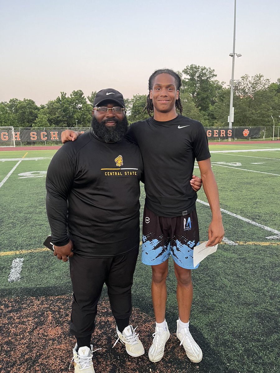 LeeseanSaunders's tweet image. After a great conversation with @CoachJamesLee I am blessed to receive my first offer from central state!