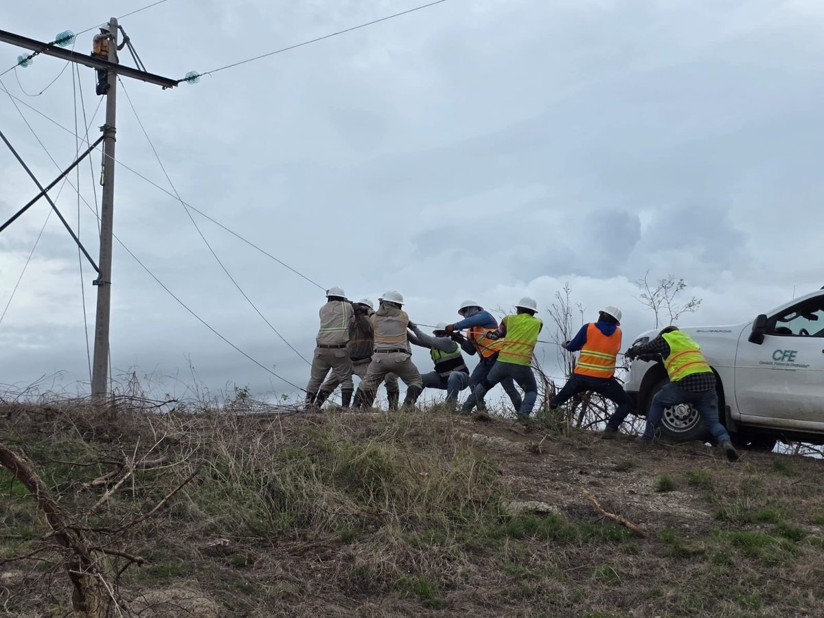 CFEmx's tweet image. 🧵 🔧⚡ En Pinotepa Nacional, continuamos con labores de mantenimiento en la línea eléctrica para garantizar un suministro más seguro y estable para todas y todos, tras el huracán Erick. 
#TemporadaDeHuracanes #HuracánErick