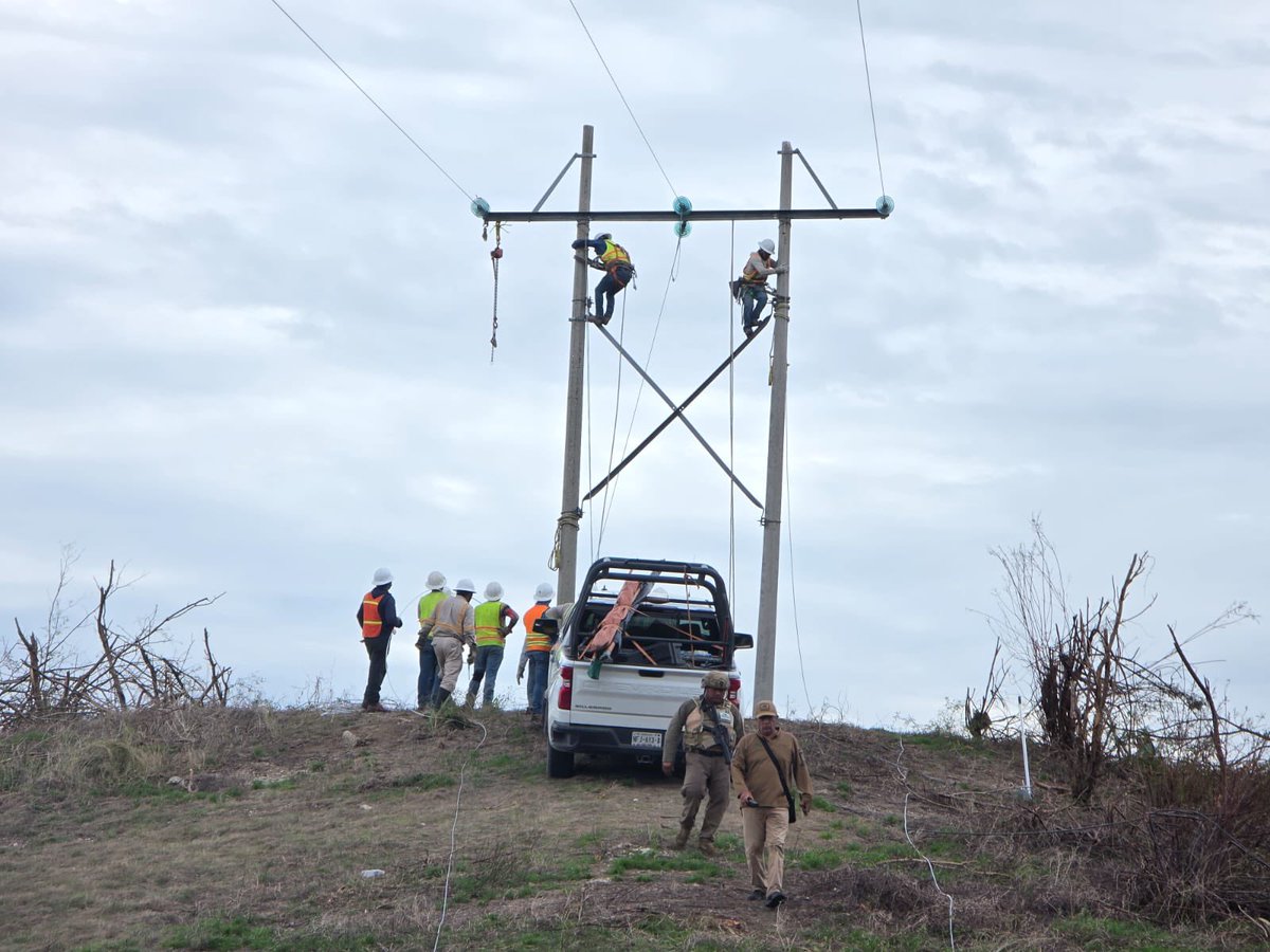 CFEmx's tweet image. 🧵 🔧⚡ En Pinotepa Nacional, continuamos con labores de mantenimiento en la línea eléctrica para garantizar un suministro más seguro y estable para todas y todos, tras el huracán Erick. 
#TemporadaDeHuracanes #HuracánErick