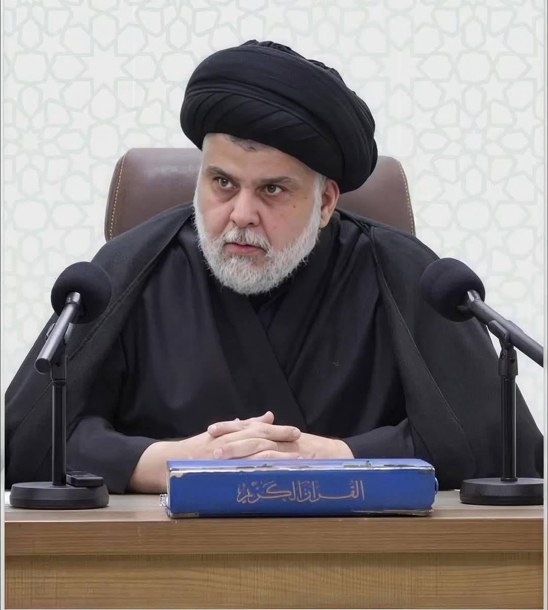 حينَ تضيقُ الدنيا وتختنقُ النوافذُ بالضباب أراكَ فجراً يُربّتُ على قلبي

أنت الأمان ❤️
