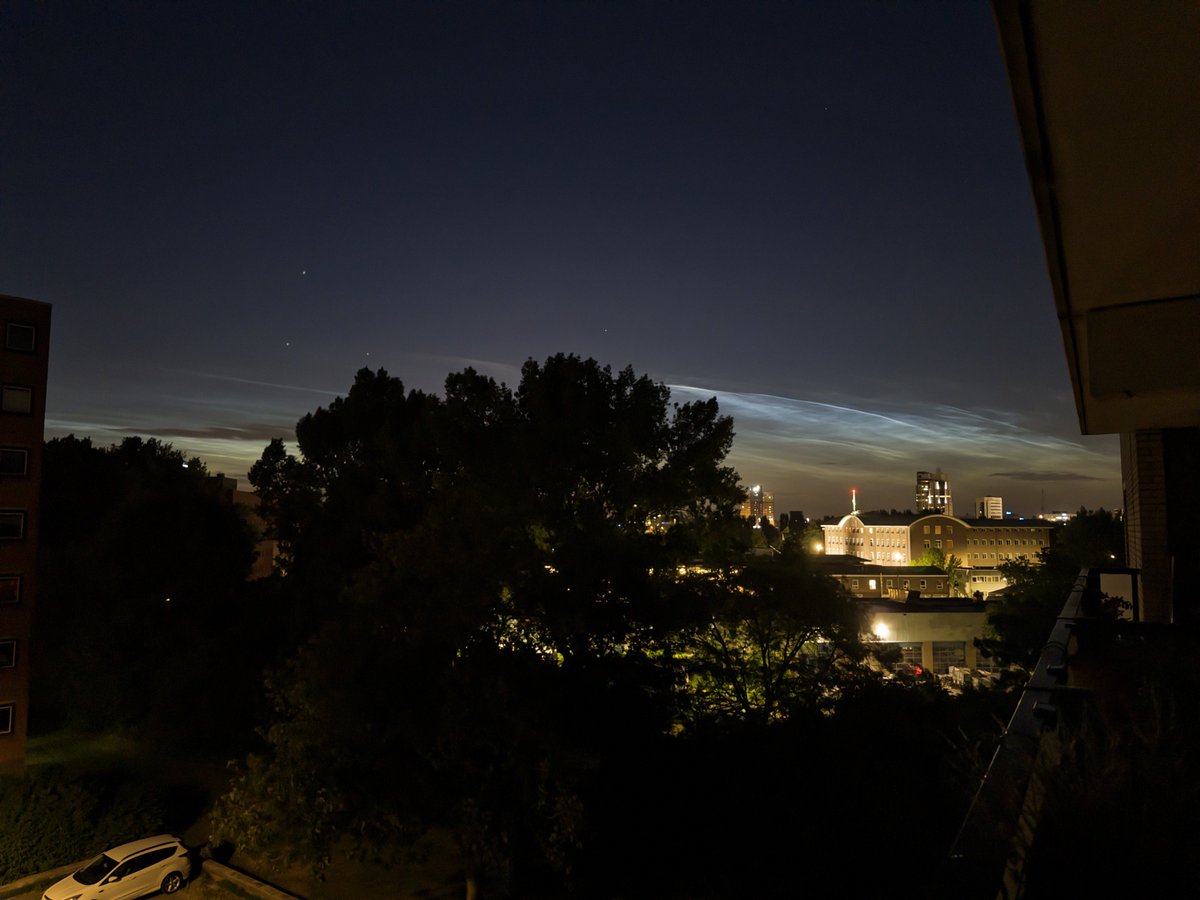 SuperTobie's tweet photo. Aangenaam verrast met lichtende nachtwolken om 03:15 gezien in Rotterdam. #NoctilucentClouds https://t.co/2rMBMnTL5l