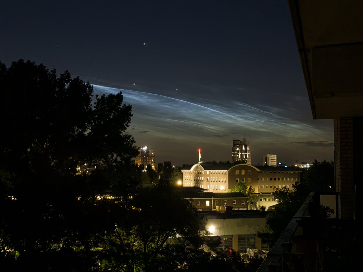 Aangenaam verrast met lichtende nachtwolken om 03:15 gezien in Rotterdam. #NoctilucentClouds