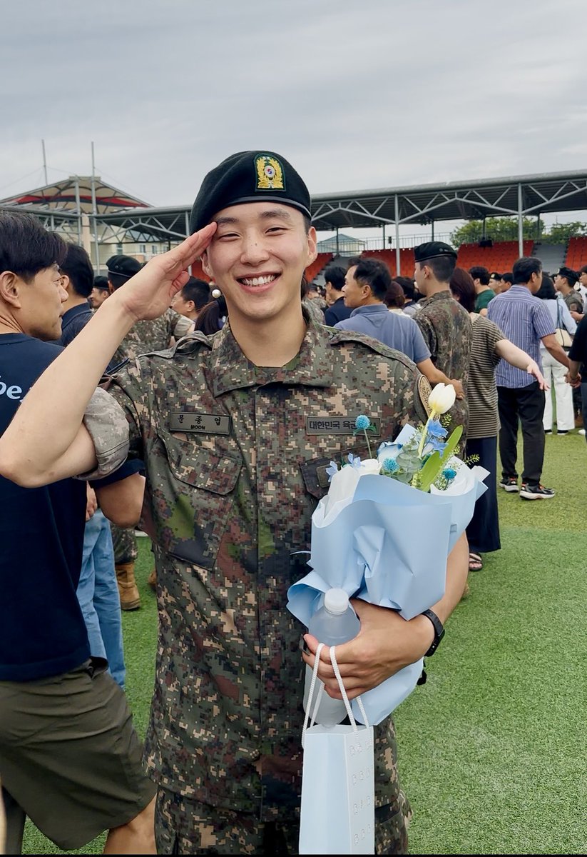 종업이 분대장이었대요
그 짧은 순간에 자랑도 하고
군인 종업이 여전히 귀여워🖤
#문종업 #수료식