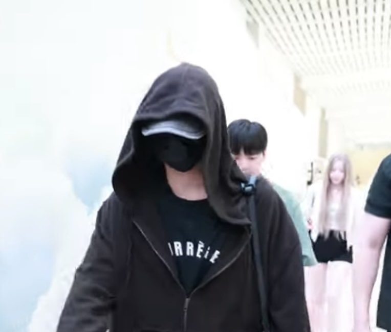 tikaa_006's tweet image. devil wenwen (ssg)‼️
this is really outrageous, what was done there was blatantly following hc schedule, hc was on a solo flight schedule. he is so annoying this stalker makes hc uncomfortable.