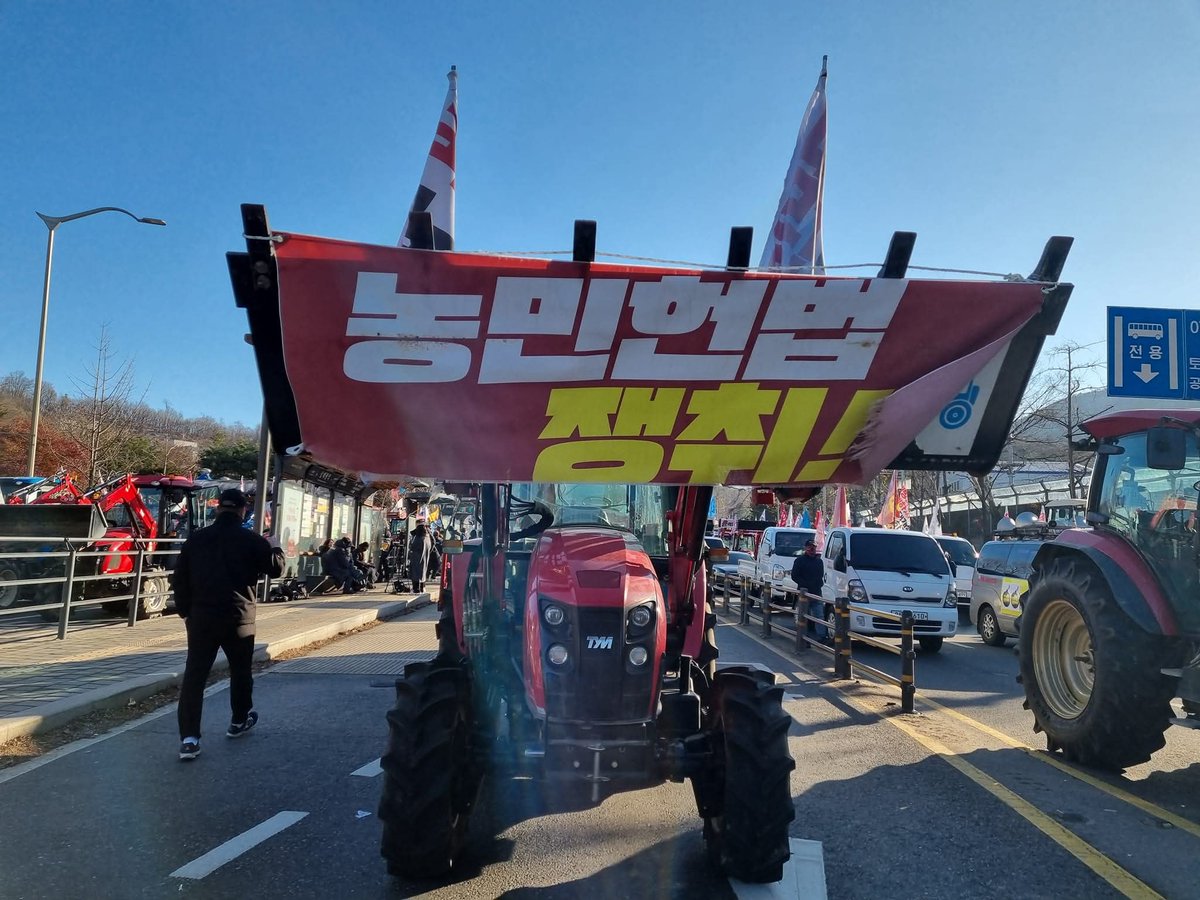 “남태령을 넘어 식량 주권의 나라로 나아가야 한다는 농민과 온 국민의 염원에 대한 이재명 정부의 대답이 고작 이뿐이라면, 답은 다시 투쟁하는 것뿐이다. 송미령 유임 철회하라”(송미령 농림축산부장관 유임에 대한 전국농민회총연맹 성명)