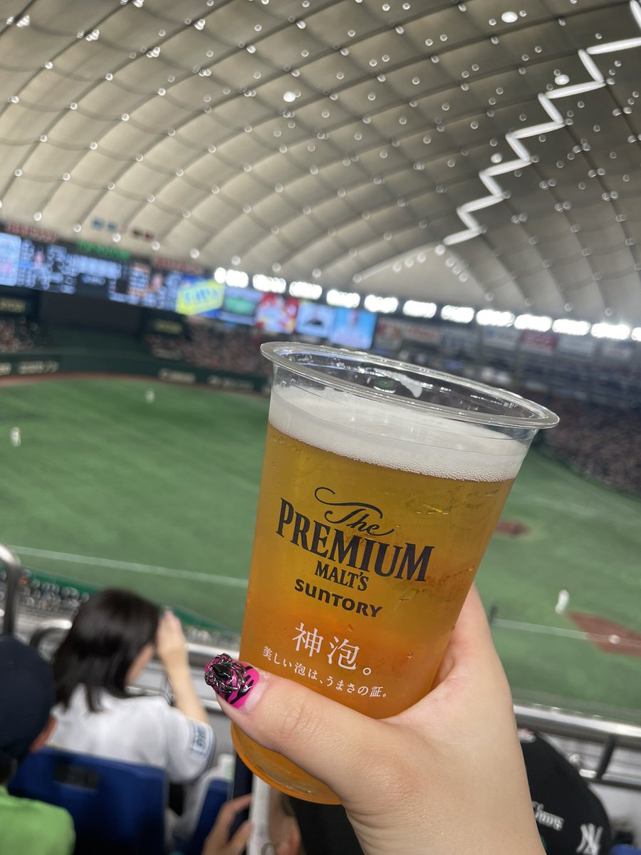 西武vs巨人⚾️
野球の方がルールとかあまり理解してないけど、生ビール🍺のおかげで楽しめた(ง•ω•)ว♪
この日は、サッカー女子⚽️から野球女子⚾ になってみた😗
