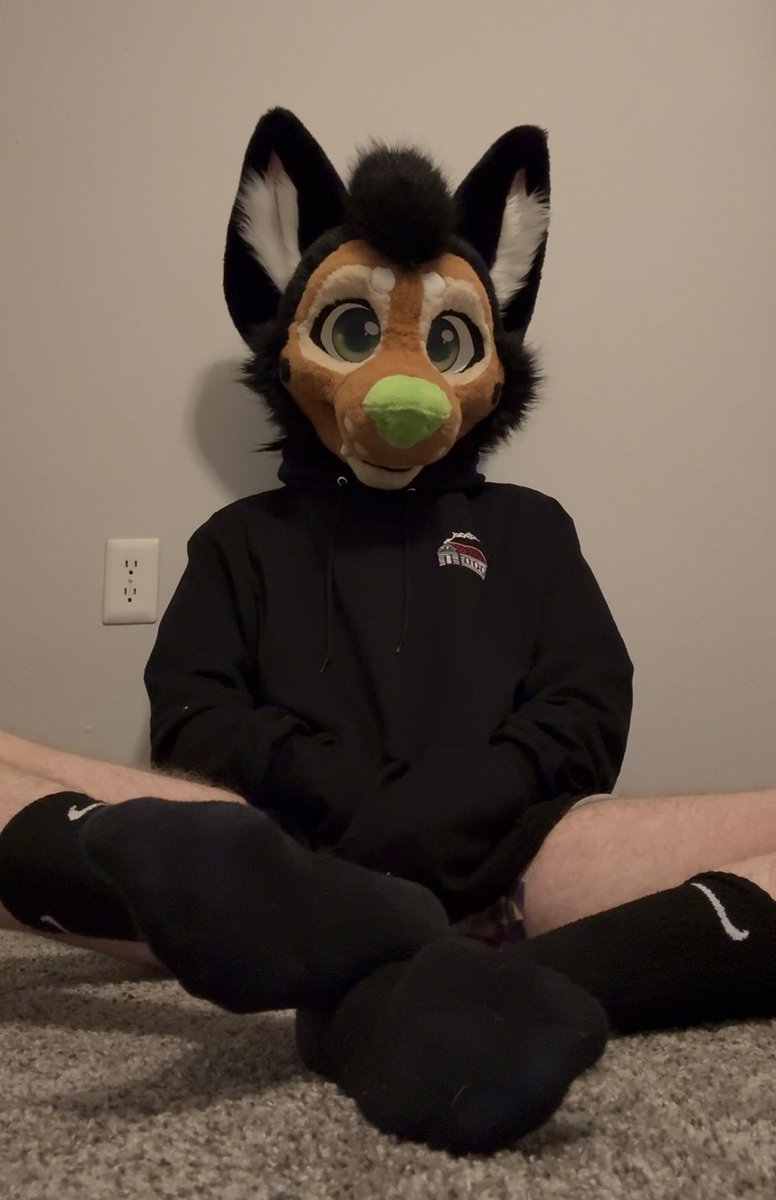 Airing out my sweaty socks just for you cutie~ 🖤🧦
#Murrsuit #feet