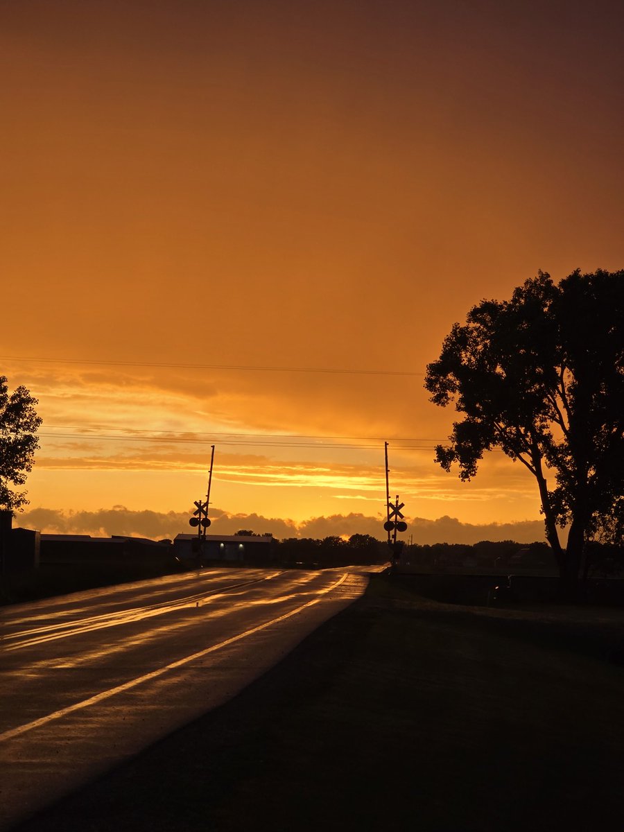 MisterBees_'s tweet photo. Towards end rain storm as sun setting reappearance between clouds #wiwx https://t.co/xDBxDBSmdM
