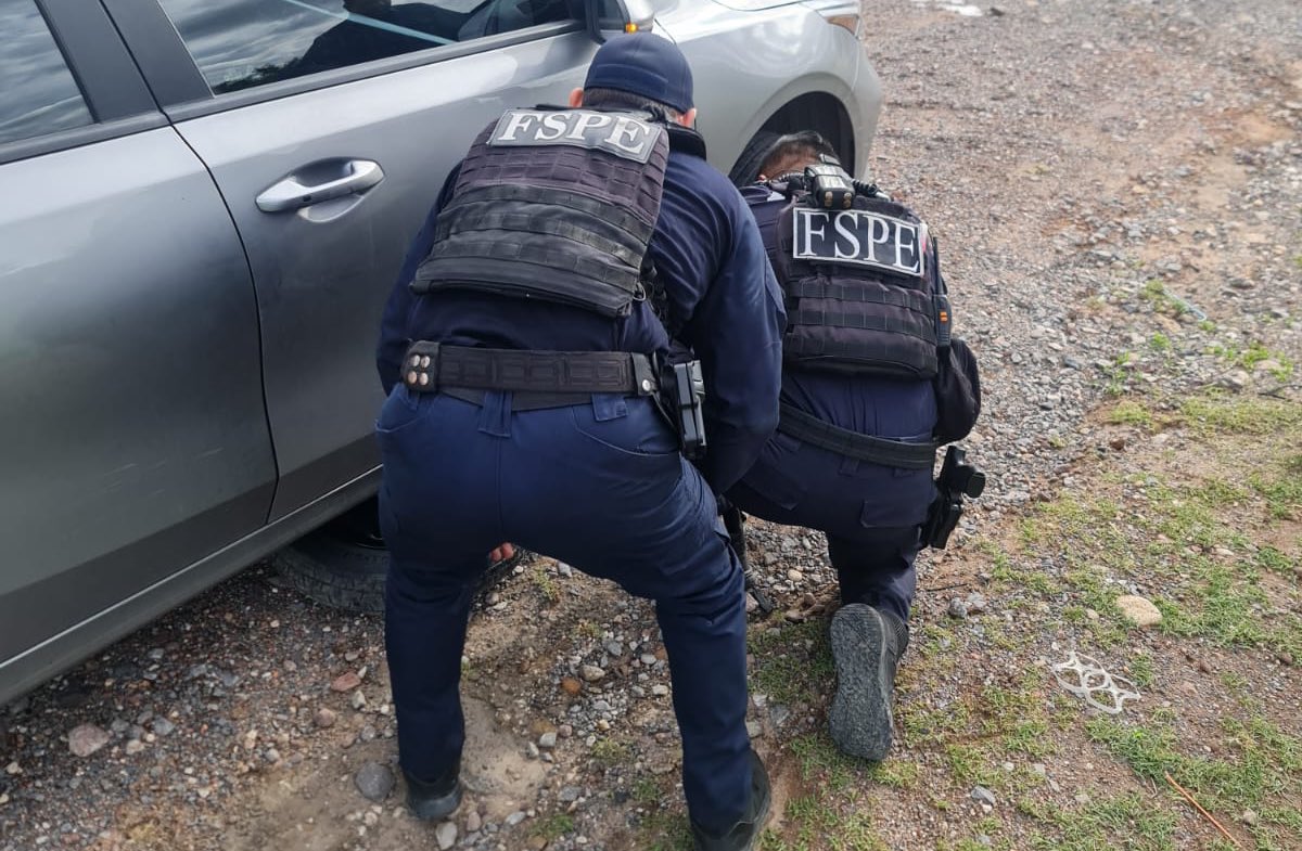 En la carretera Salamanca–León, a la altura de la Ex Hacienda del Copal, el Escuadrón Antiextorsión brindó apoyo a ciudadanos por una ponchadura de llanta.
Estamos para ayudar, siempre que se necesite.
#CONFIA