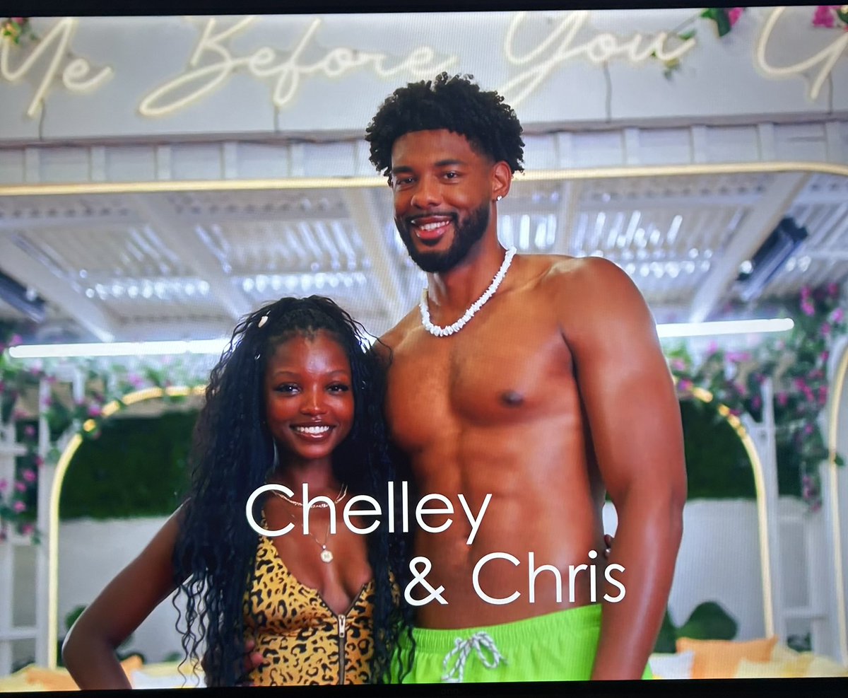 MasinElije's tweet photo. The way Chris towers over Chelley. Omg that midget Ace is DONE! Ace don’t even know he has 30 minutes #LoveIslandUSA https://t.co/D9l6A3HAhZ