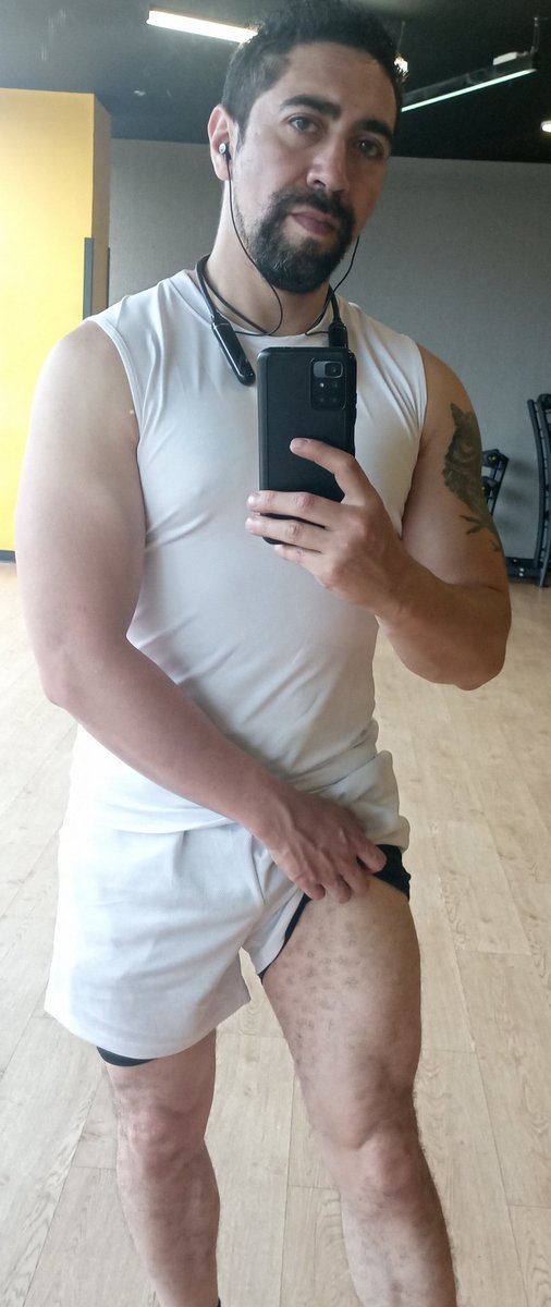 VLAD_FENIX's tweet image. Hoy toco un poquito de entrenamiento de pierna...