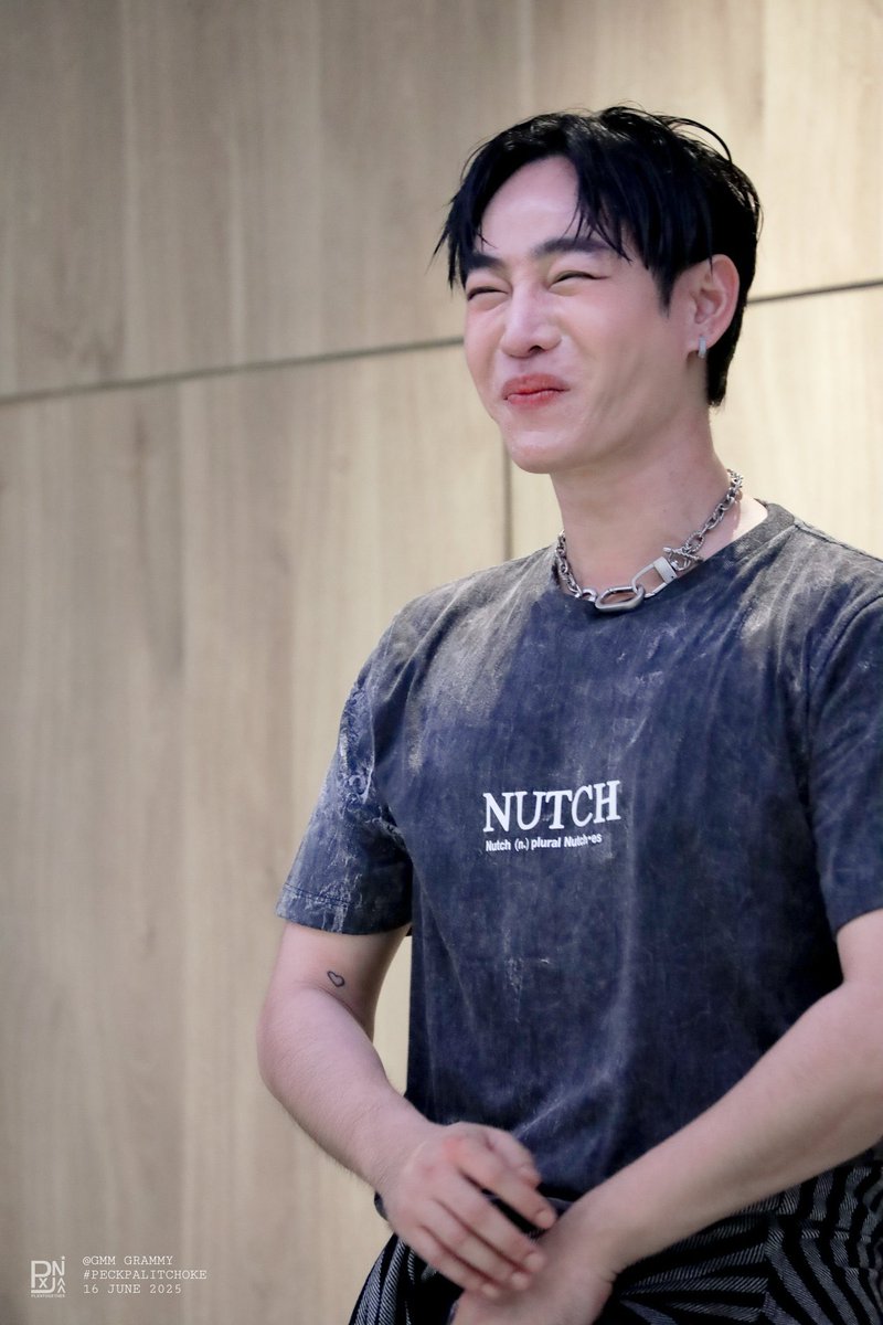ชอบเวลายิ้มตาหยีที่สุดเลย มันบอกว่าเฮียแฮ้ปปี้มากแค่ไหน น่าร๊ากก☺️

#เป๊กผลิตโชค 
#PeckPalitchoke