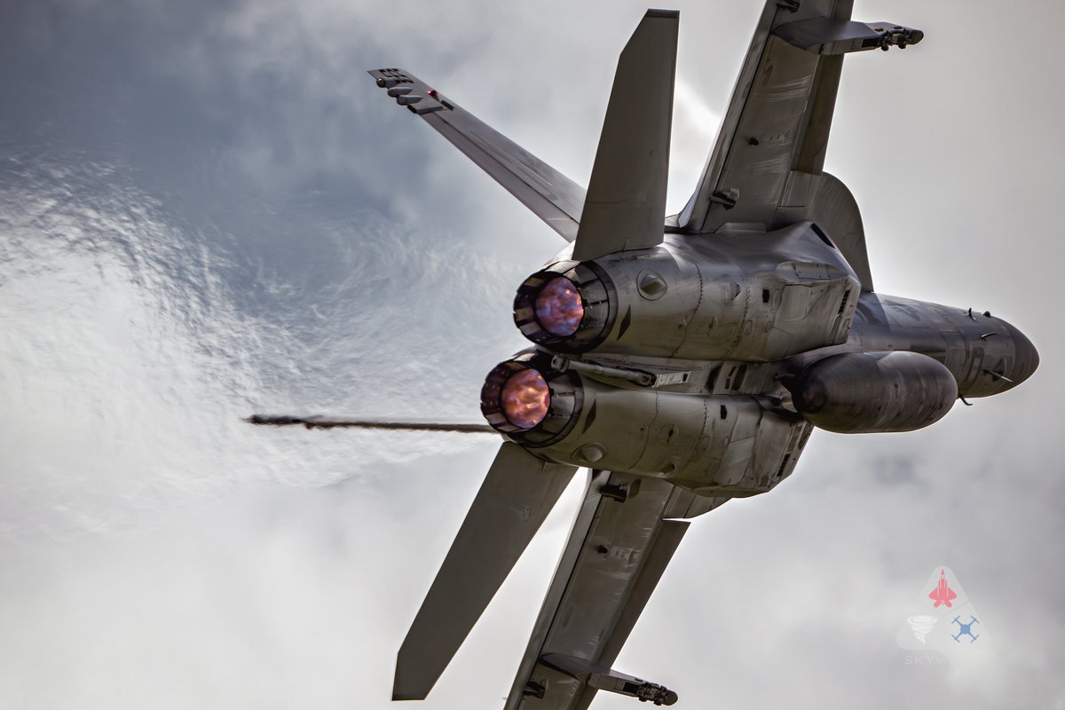 There's nothing better than an EA-18G Growler from VAQ-129 Electronic Attack with the cans lit up!!  Man, this team can put on a show!!

#aviation #avgeek #Navy #airshow #Military #aviationdaily