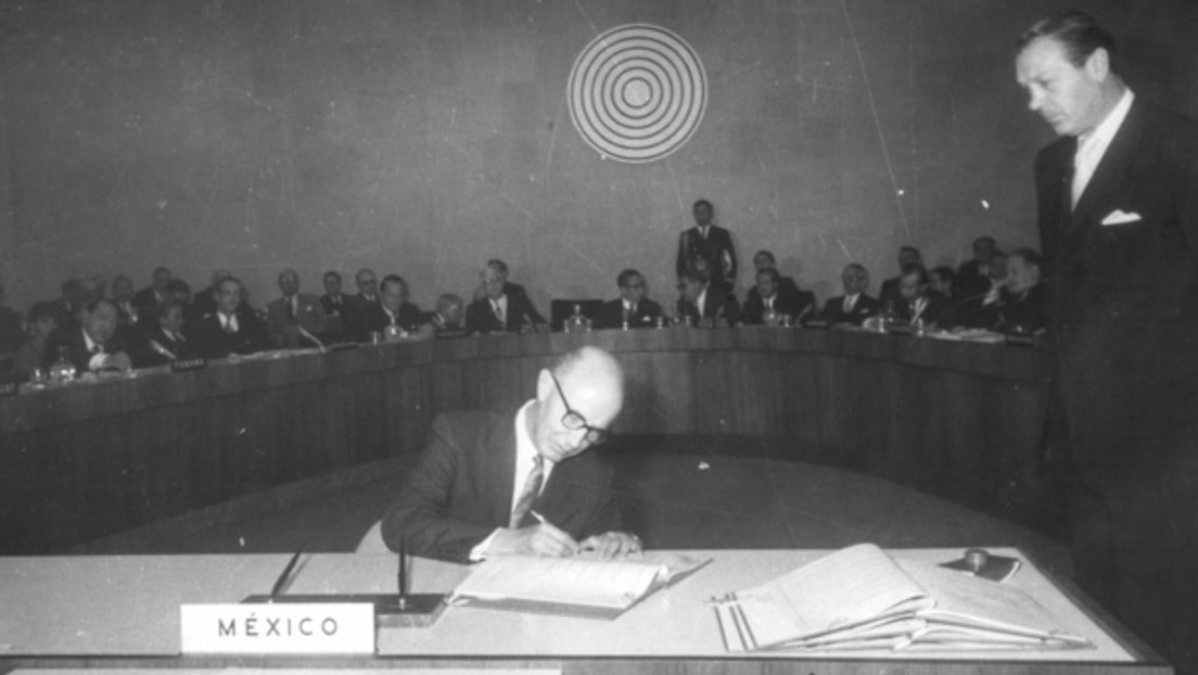 ActualidadRT's tweet photo. 🌎☢️ Un mexicano logró lo impensable: que toda América Latina y el Caribe se mantuvieran libres de armas nucleares… en plena Guerra Fría 🔥

Una historia de diplomacia, visión y paz que pocos conocen. 

Aquí te la contamos 🧵 https://t.co/cIwmXLCG7e