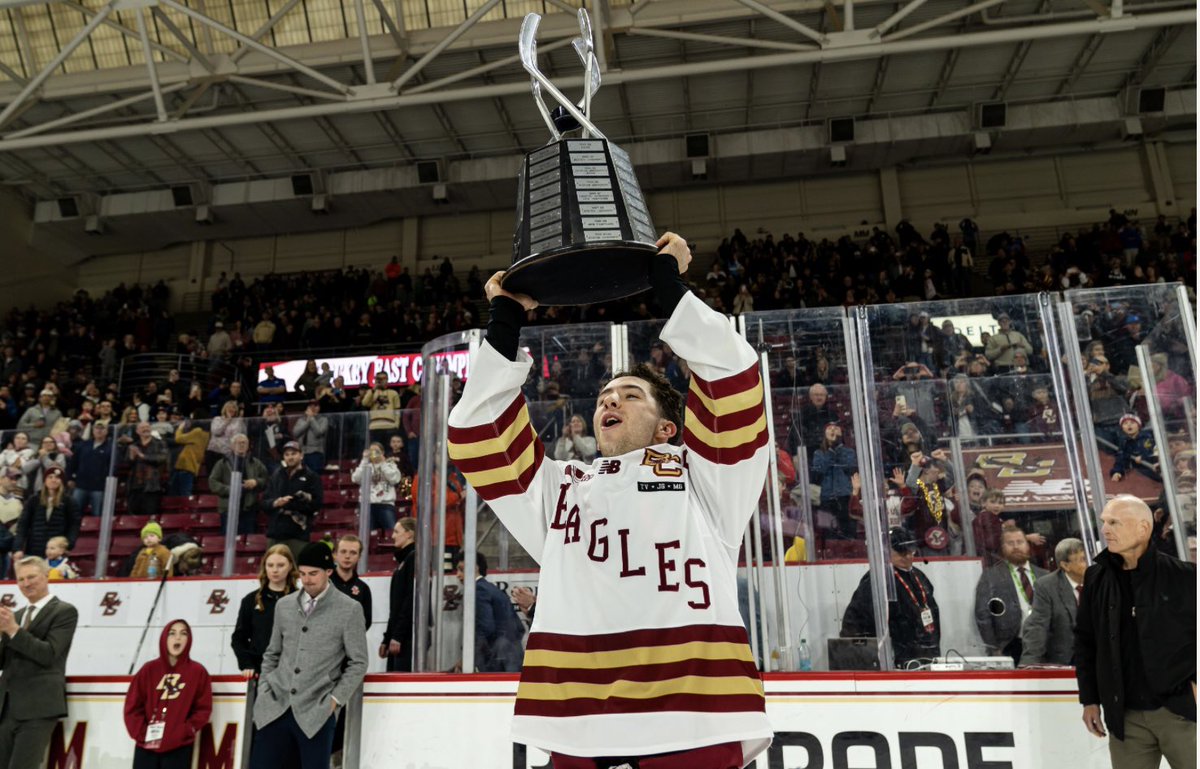 CJSTRAV3's tweet image. That was one heck of a year of hockey. Congrats @eamonpowell2 You made the jump and more than showed you belong! Well done buddy. So proud!! 👊👊🦅☘️ @BC_MHockey @kpow423