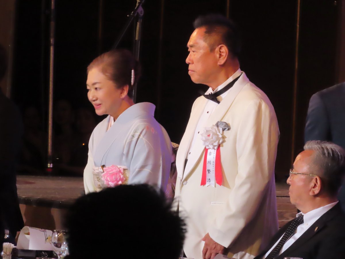 popomk2's tweet photo. 第71回地区年次大会 晩餐会がリーガロイヤルホテル光琳の間で開催されました！
大勢のライオンズメンバーが参加し、古川繁浩ガバナー肝いりの堺シティオペラによる華やかなステージが披露されました。
 また、国際理事L城阪勝喜から祝辞もいただき、豪華な晩餐会となりました。
これからも地域の奉仕団体としてと共にライオンズは歩み続けます！4回で投稿
#大阪港ライオンズクラブ
#335B地区
#ライオンズクラブ
#第71回地区年次大会
#地区年次大会
#ライオンズクラブ国際協会335B地区
#奉仕団体
#堺ライオンズクラブ