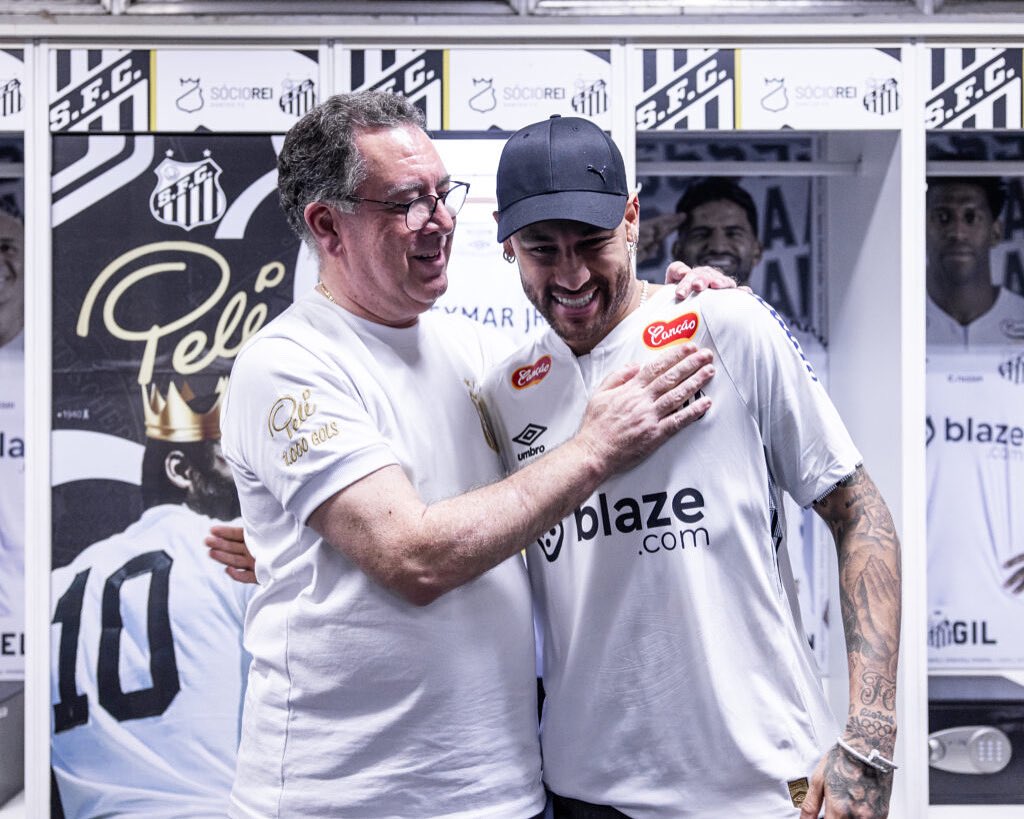 🚨

Falta assinar: o Santos está muito, muito, muito perto de fechar o novo contrato de Neymar. 

O presidente Marcelo Teixeira e Neymar Pai se reunirão amanhã. Os moldes do contrato já estão redigidos.