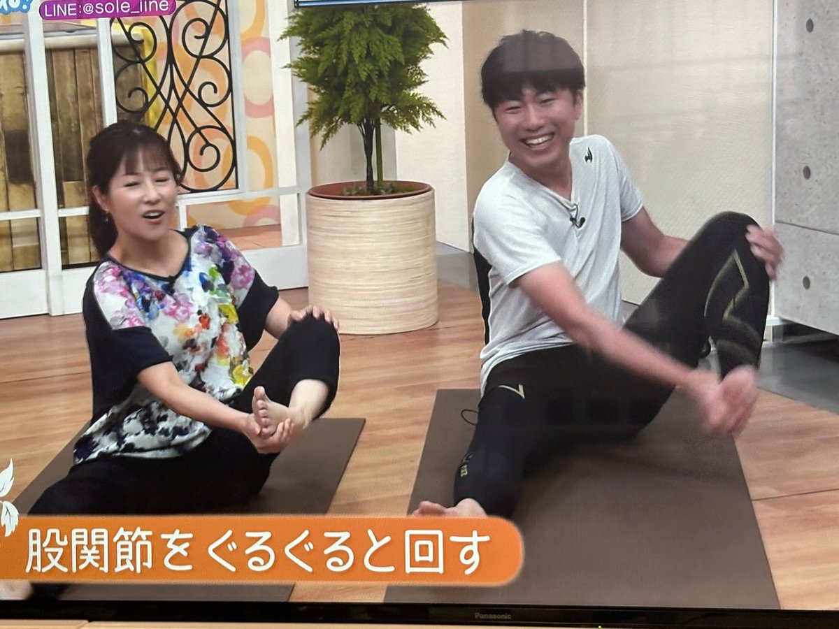 awNEGkL1Zt75394's tweet image. ヨガ〜田中君の足指のグーパー✊🖐️指が長い🦶
股関節をぐるぐる中🌀
鳩のポーズ🕊️重長さんと田中君のお祈りポーズ🤲⁉️
最後のポーズ至難中〜後ろに手を回せないよね…痛たたた😢
#Soleいいね！
#重長智子
#田中健太郎
#ヨガ