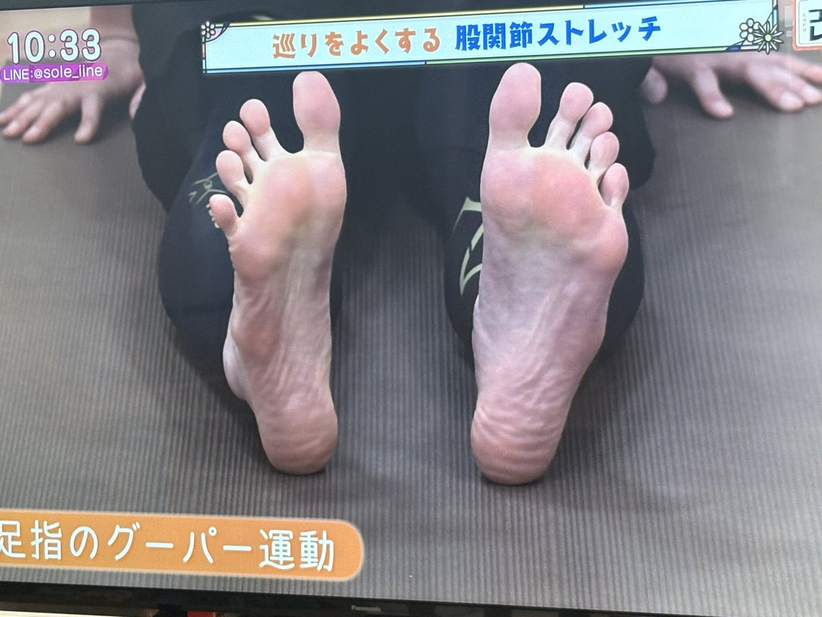 awNEGkL1Zt75394's tweet image. ヨガ〜田中君の足指のグーパー✊🖐️指が長い🦶
股関節をぐるぐる中🌀
鳩のポーズ🕊️重長さんと田中君のお祈りポーズ🤲⁉️
最後のポーズ至難中〜後ろに手を回せないよね…痛たたた😢
#Soleいいね！
#重長智子
#田中健太郎
#ヨガ