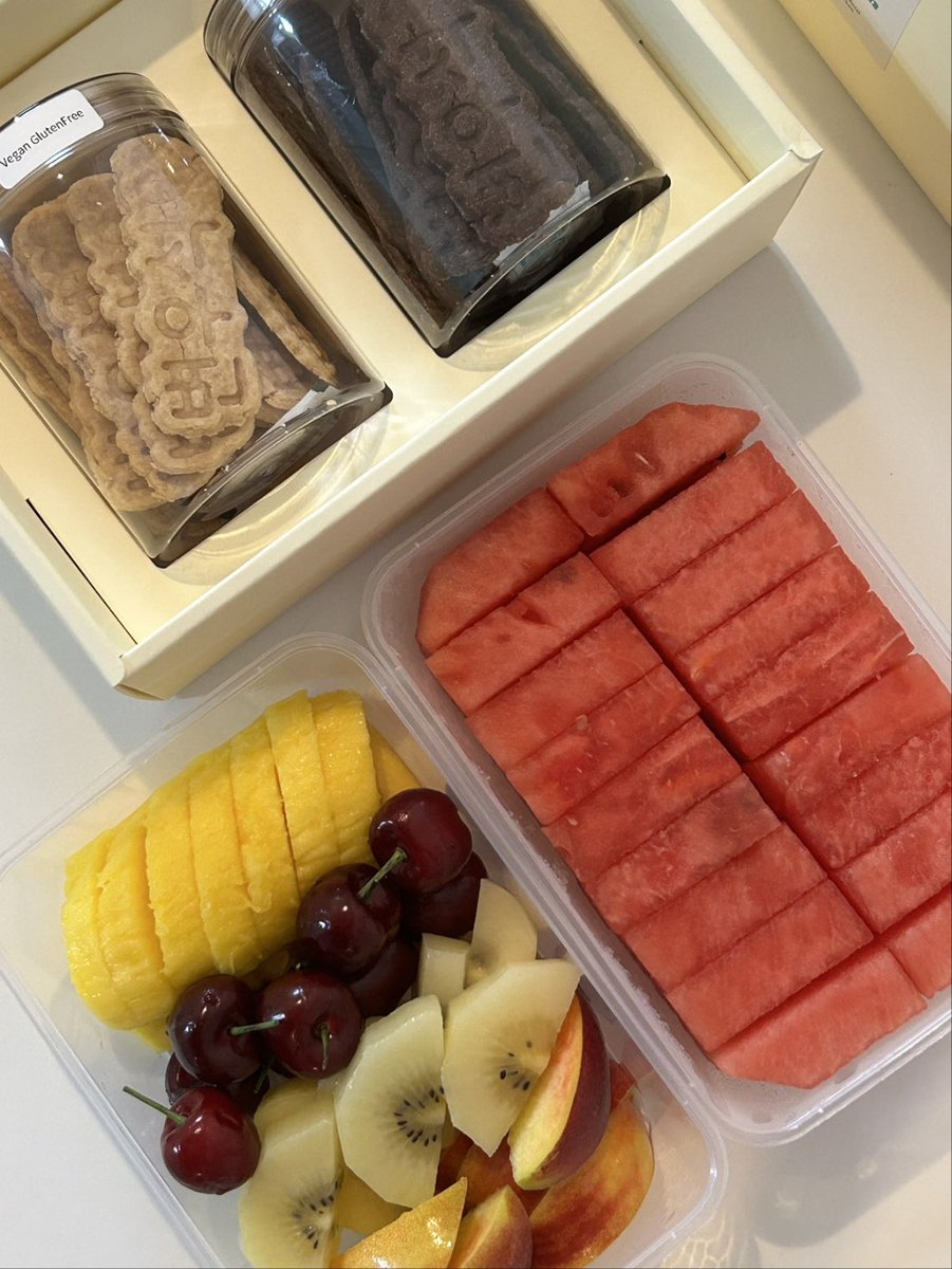 이건 우석이와 아이유님께만 드리는 
간식도시락🥰
그리고 메뉴에는 없지만 사장님께 부탁드려서
수박주스 우리 우석이를위한 특별메뉴로 넣었습니다!!!
우석이가 수박주스 주문했다고 전달받았어요🍉
#변우석 #아이유 #21세기대군부인