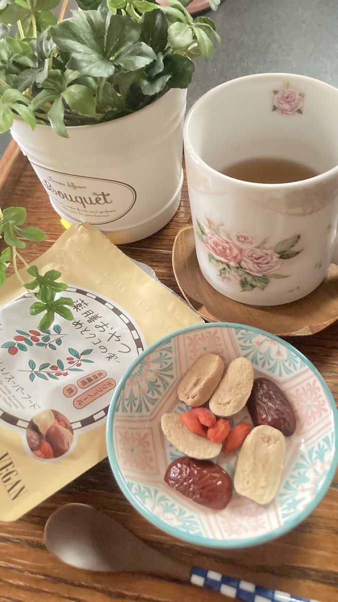 qx7dny's tweet image. #茶好連　#木漏れ日のお茶会　最近お昼前に小腹が空くので、今日は小豆茶となつめとクコの実。フリーズドライでサクサク🎶甘味もあって美味しい　コロナ禍のせいでスプーンで食べる習慣になってるので、指舐めない😅