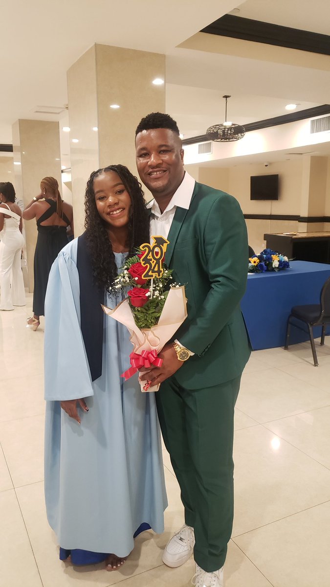 ghettoyutes's tweet image. Last year this time I was totally voiceless watching my daughter walked the graduation podium 10 times to collect awards.. #GirlsDad #ProudMoments #EhhhhABawlEnuh ❤🙏🏻❤😘