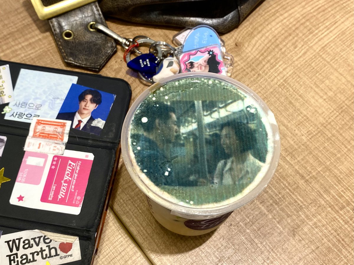 wavetoniel's tweet image. #hollyfnkairball guess