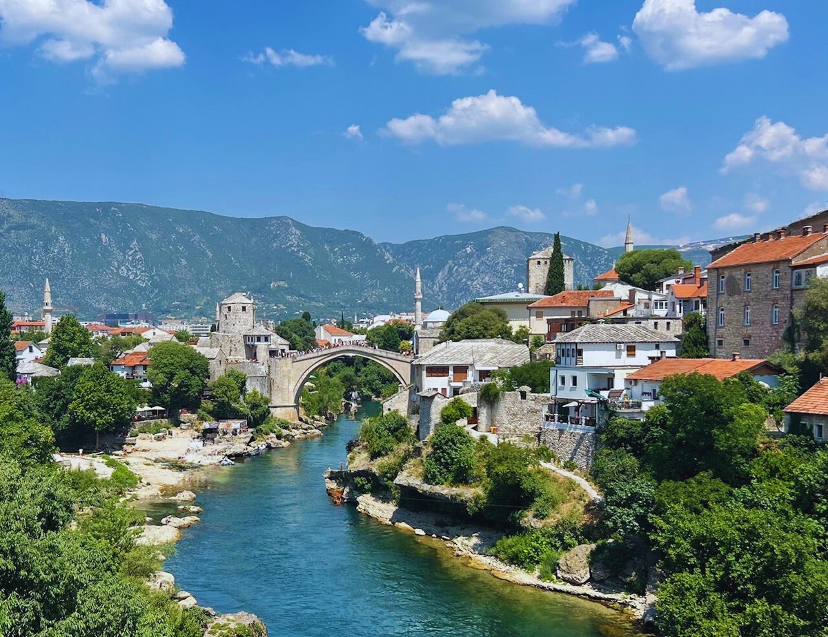 EmbeddedScholar's tweet image. Approaching the 30th anniversary of the Dayton Peace Agreement that ended the war in #Bosnia, the resulting power-sharing constitution remains, on the one hand, a success in preventing a return to conflict and enabling the return of the more than half the population that was…