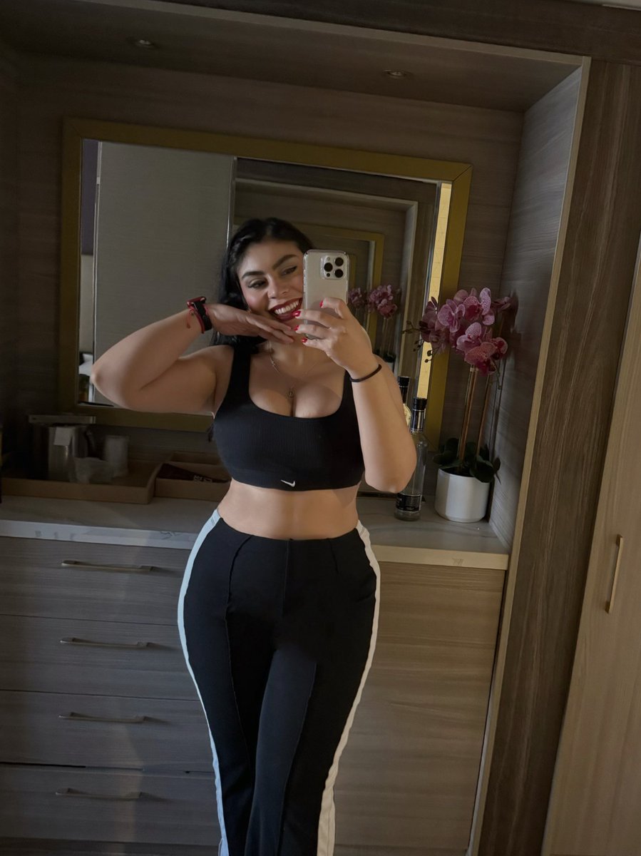 _etzane's tweet image. Tengo una obsesión con vestir de negro 😅🖤