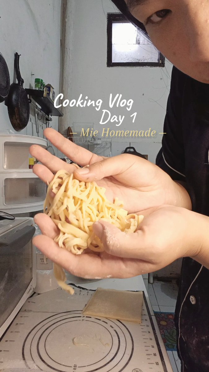 ___firstofjuly's tweet photo. Kemarinn bikin mie homemade, tanpa alat giling mie. dipotong potong gitu mie nyaa. enak loh ternyata mie nya. trus aku bikin buat jadi bakmi dehh

#mie #homemade https://t.co/k2Nw21bKqr