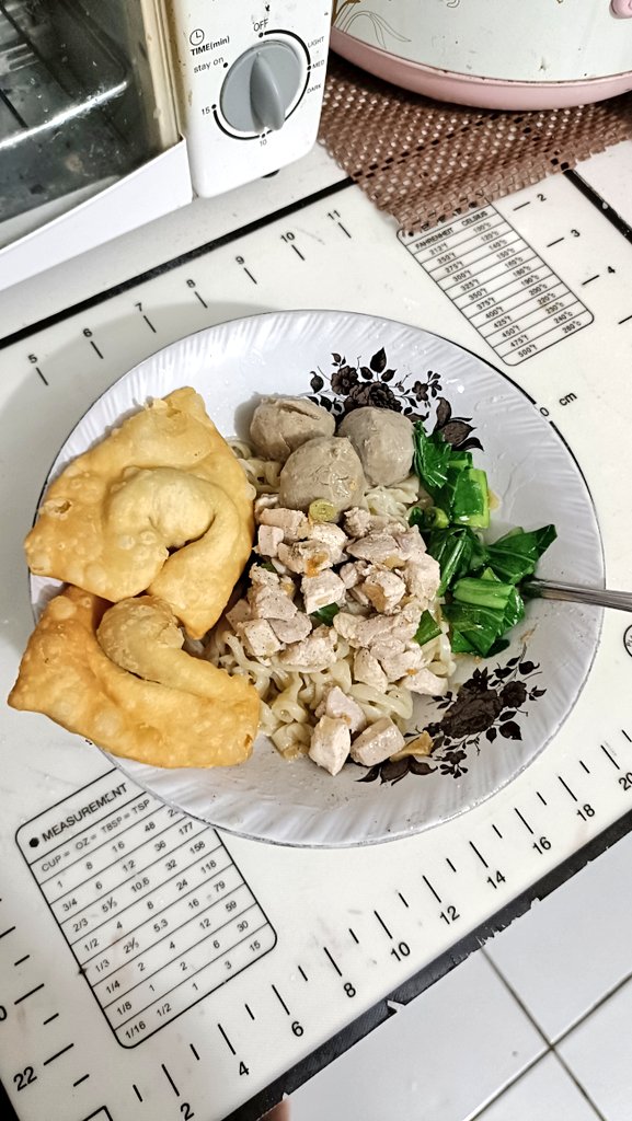 ___firstofjuly's tweet photo. Kemarinn bikin mie homemade, tanpa alat giling mie. dipotong potong gitu mie nyaa. enak loh ternyata mie nya. trus aku bikin buat jadi bakmi dehh

#mie #homemade https://t.co/k2Nw21bKqr