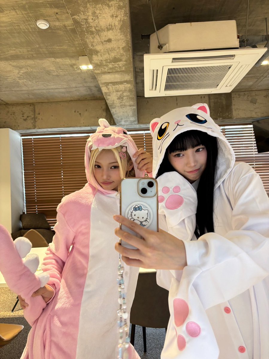 UNIS_offcl's tweet photo. 🩷🤍🦕🐈🤍🩷

#UNIS #유니스
#NANA #나나 https://t.co/rOAblba2Yg