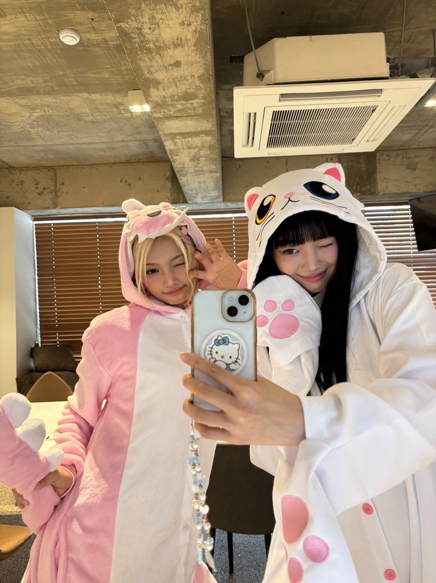UNIS_offcl's tweet photo. 🩷🤍🦕🐈🤍🩷

#UNIS #유니스
#NANA #나나 https://t.co/rOAblba2Yg